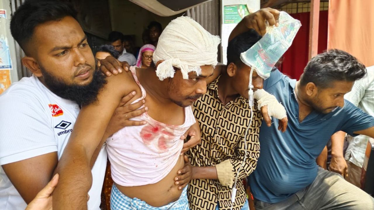কুমারখালী পৌর ভবনে যুবককে কুপিয়ে জখম