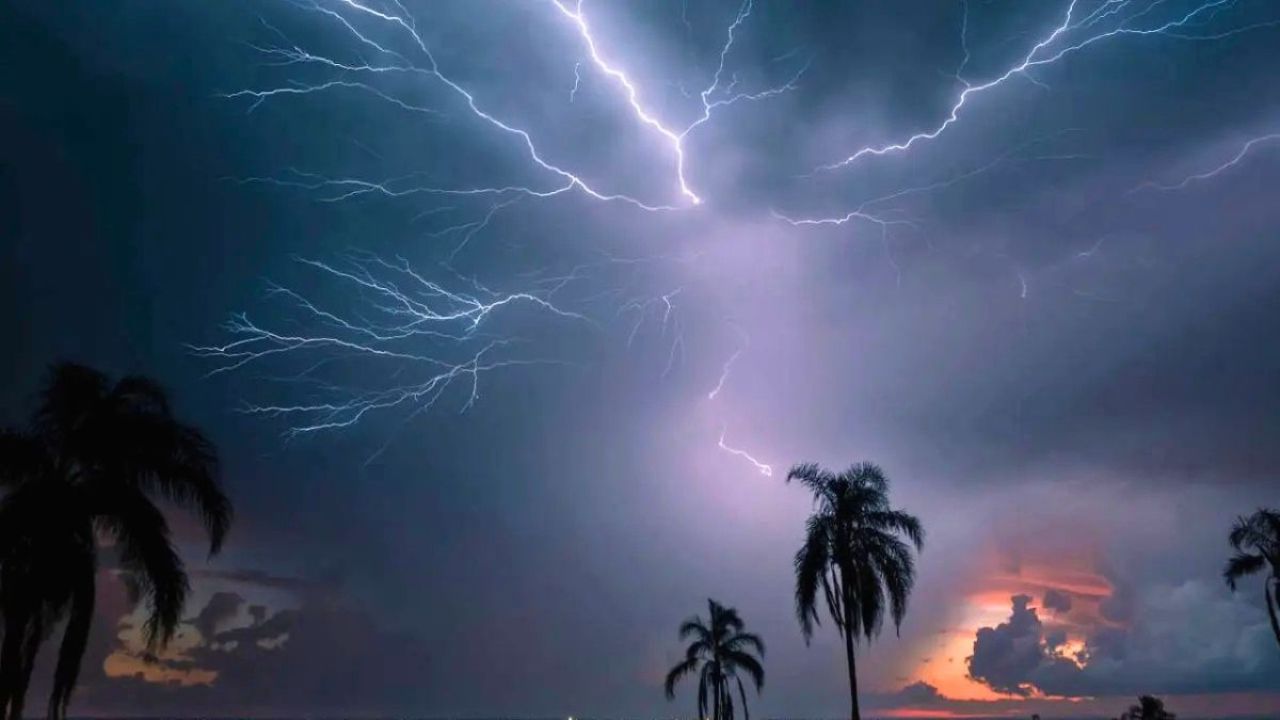 খেলার সময় বজ্রপাতে প্রাণ গেল দুই শিশুর