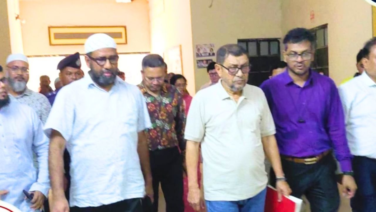 অনুপস্থিত চিকিৎসকদের বিরুদ্ধে কঠোর ব্যবস্থার হুঁশিয়ারি স্বাস্থ্যমন্ত্রীর