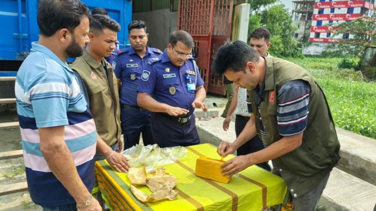 কুমিল্লায় লবণের গাড়িতে মিললো এক লাখ ৬০ হাজার ইয়াবা