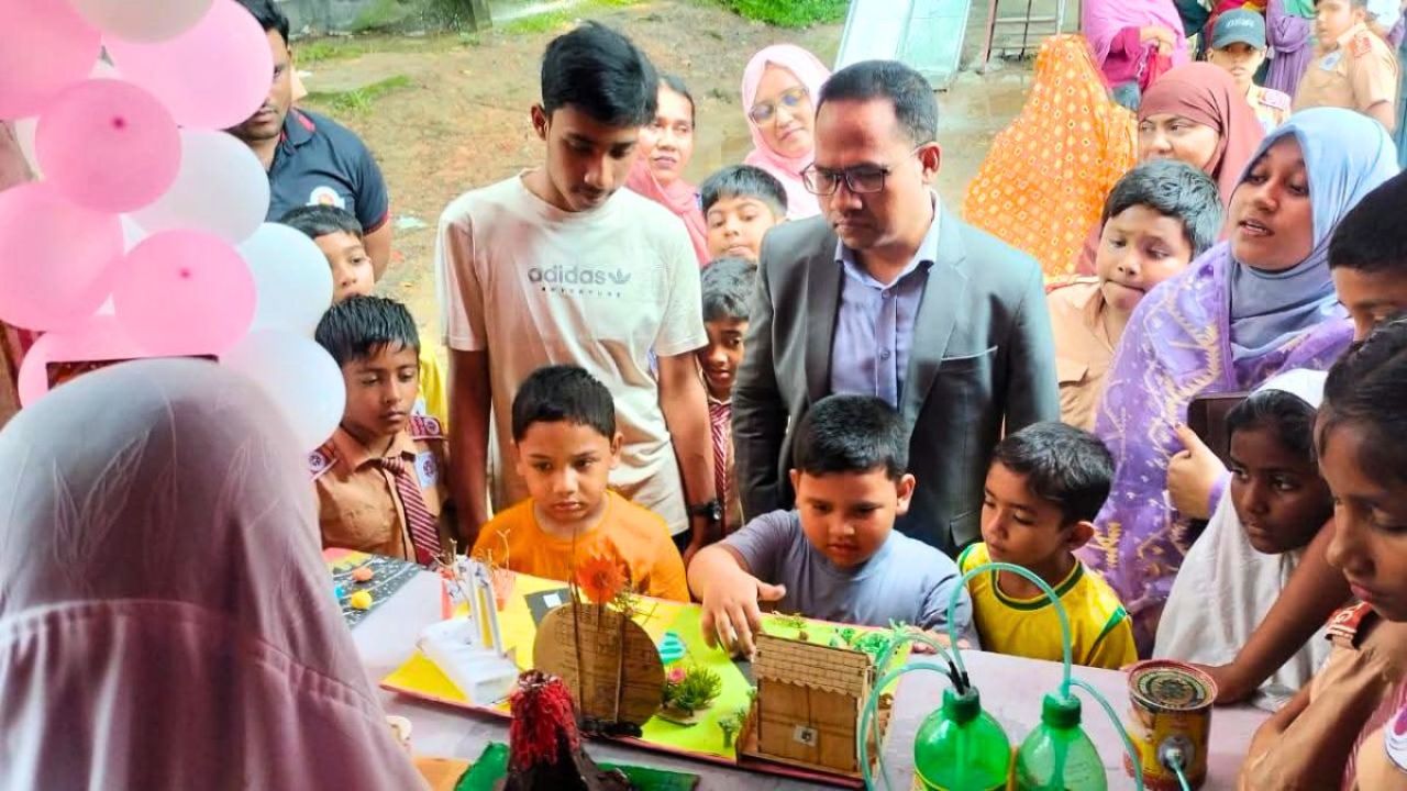 খুদে শিক্ষার্থীদের ব্যতিক্রমী বিজ্ঞান মেলা