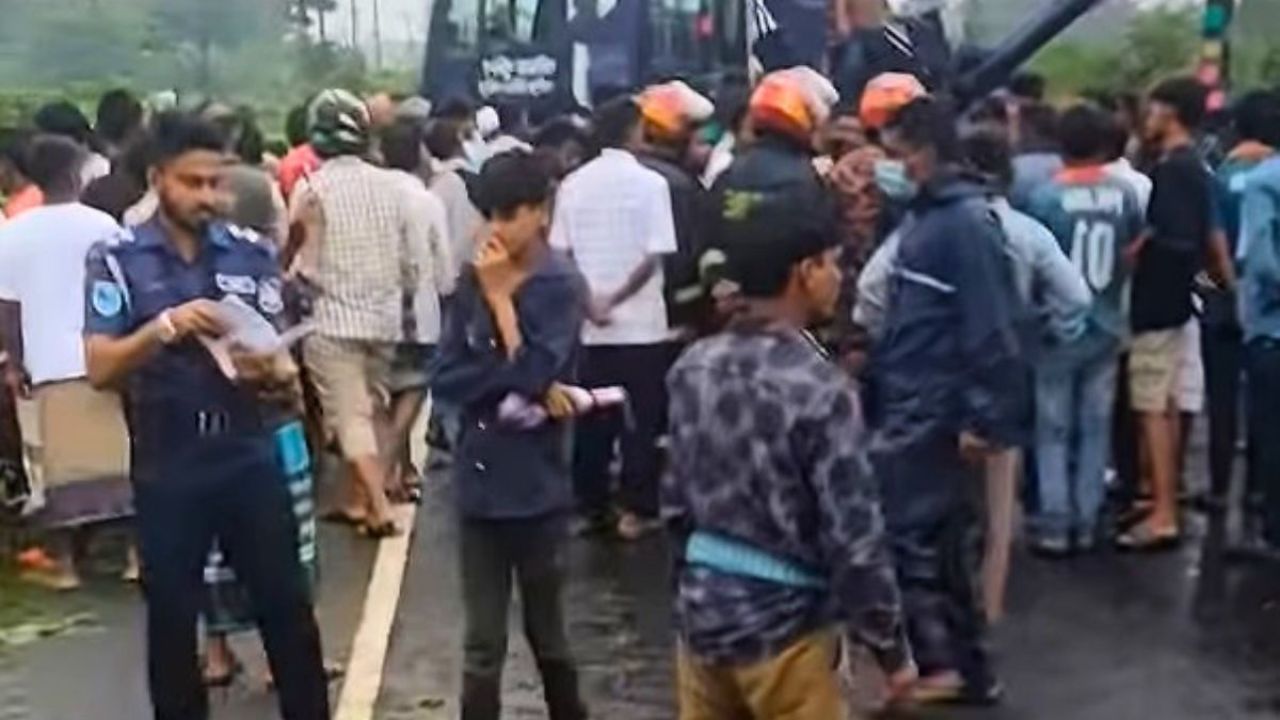 মুরগিবোঝাই পিকআপে ট্রাকের ধাক্কা, নিহত ২