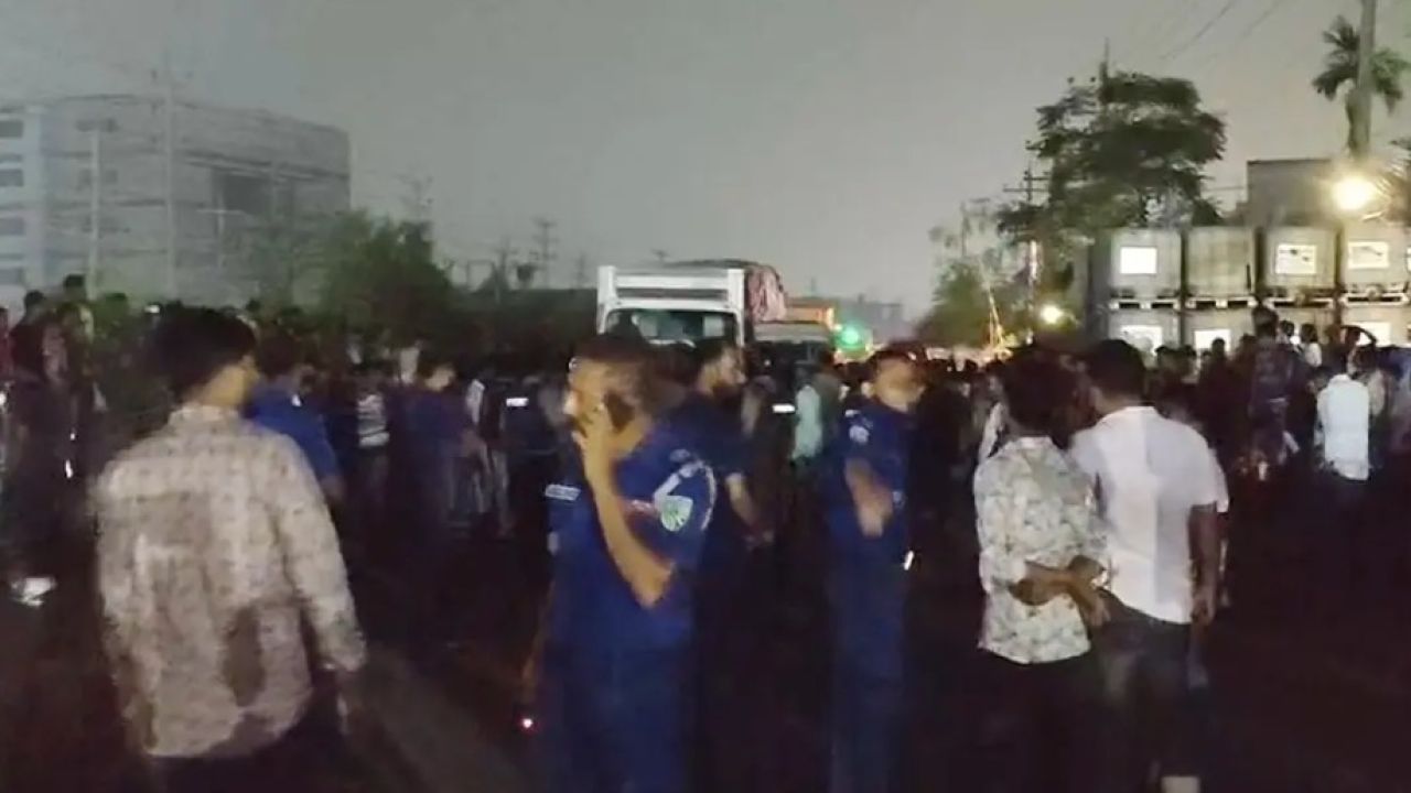 গাজীপুরে মধ্যরাতে শ্রমিকদের মহাসড়ক অবরোধ