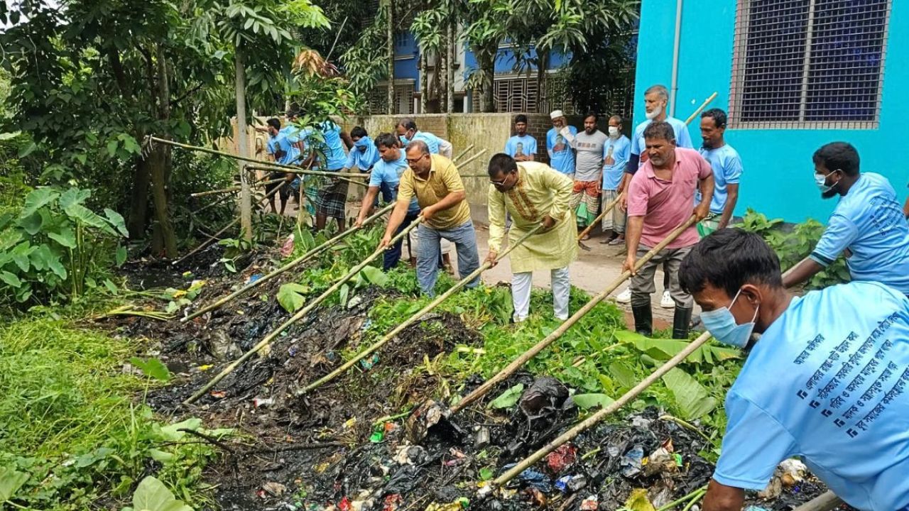 স্বেচ্ছাশ্রমে খালের পানির প্রবাহ ফেরালেন গ্রামবাসী
