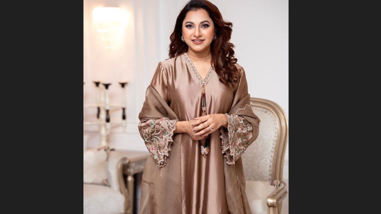 এই সময়ে লিজা