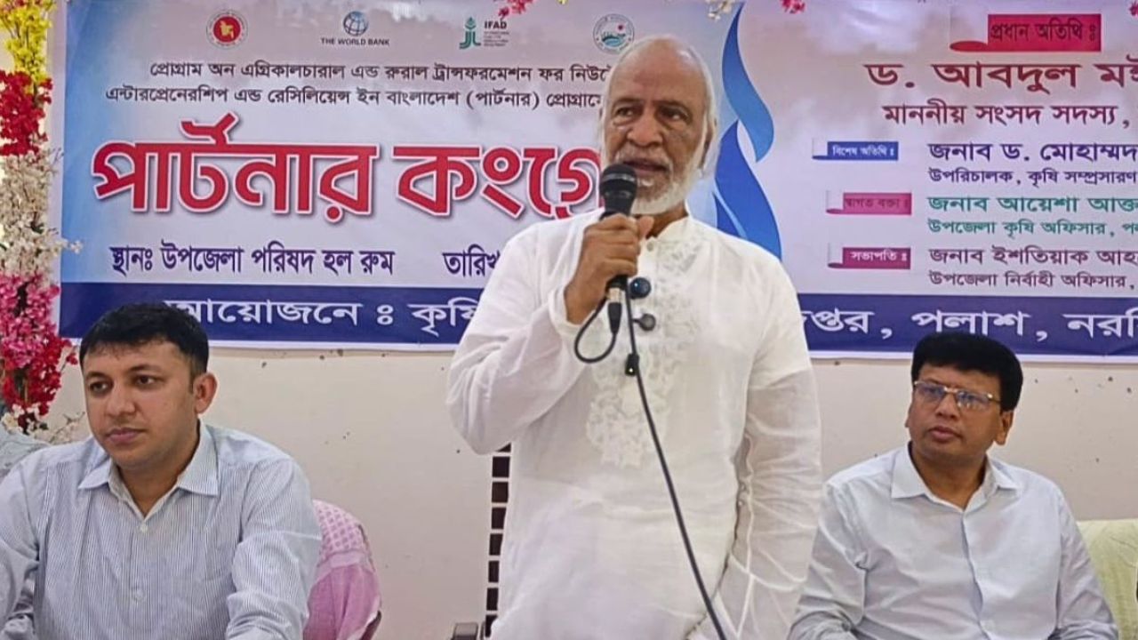 পলাশে কৃষকদের মাঝে বীজ ও চারা বিতরণ