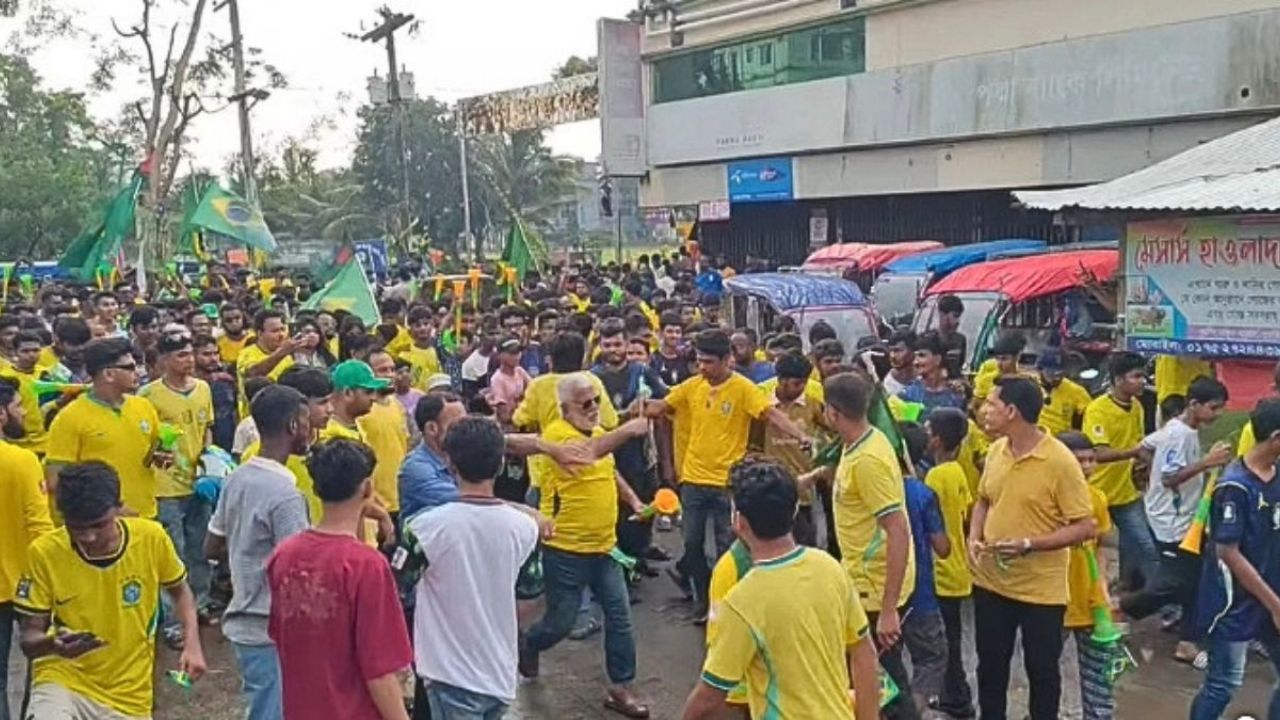 দুমকিতে ব্রাজিল সমর্থকদের আনন্দ শোভাযাত্রা 