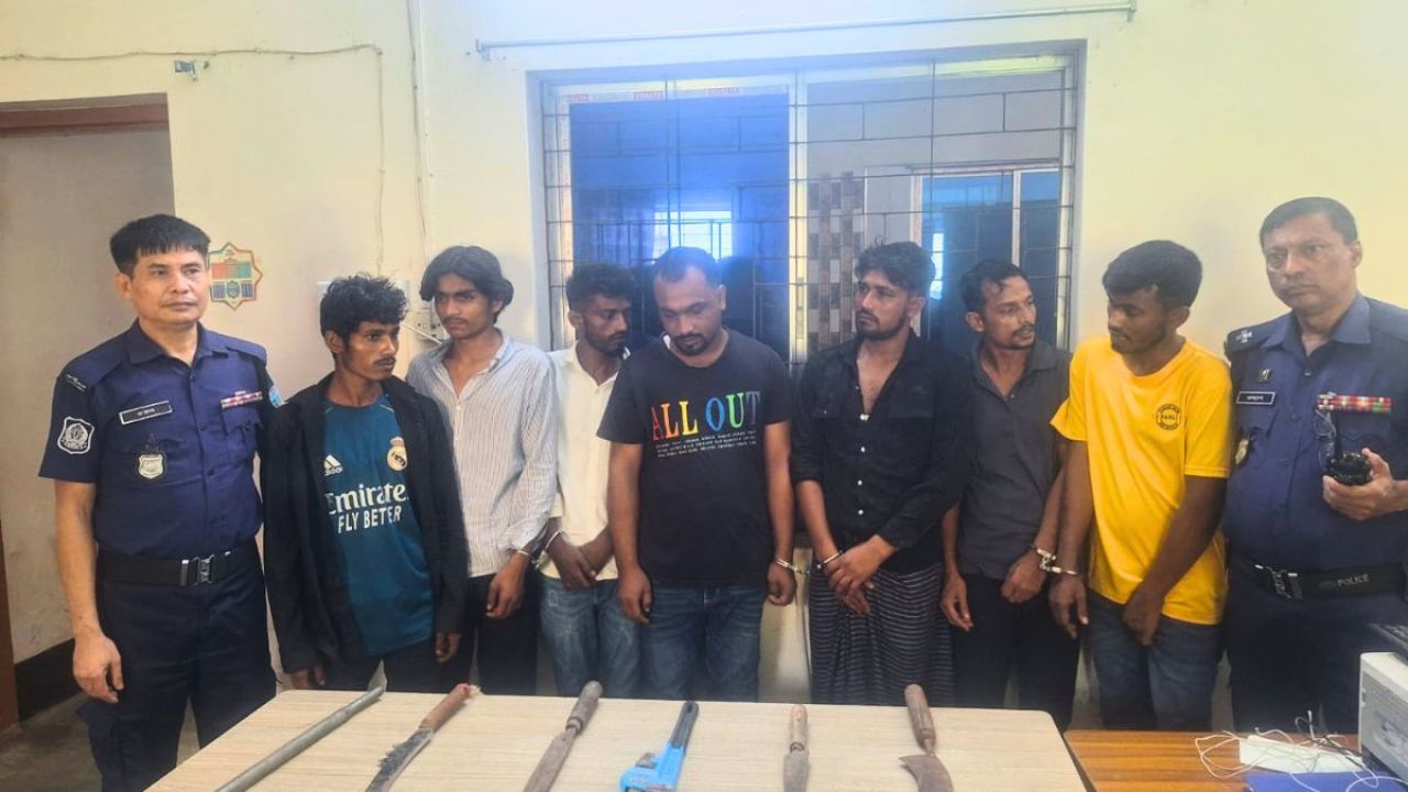 ফেনীতে ডাকাতির প্রস্তুতিকালে অস্ত্রসহ গ্রেপ্তার ৭
