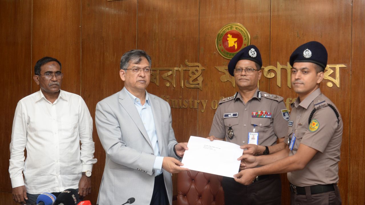 বেনজীরকে দ্রুত দেশে ফেরানোর প্রক্রিয়া নি‌য়ে যা জানা‌লেন স্বরাষ্ট্রমন্ত্রী