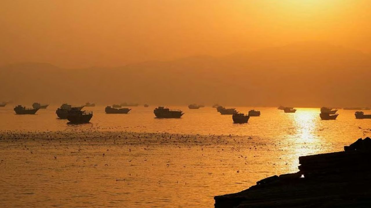 ইরানের কঠোর বার্তা, হরমুজ প্রণালি বন্ধ
