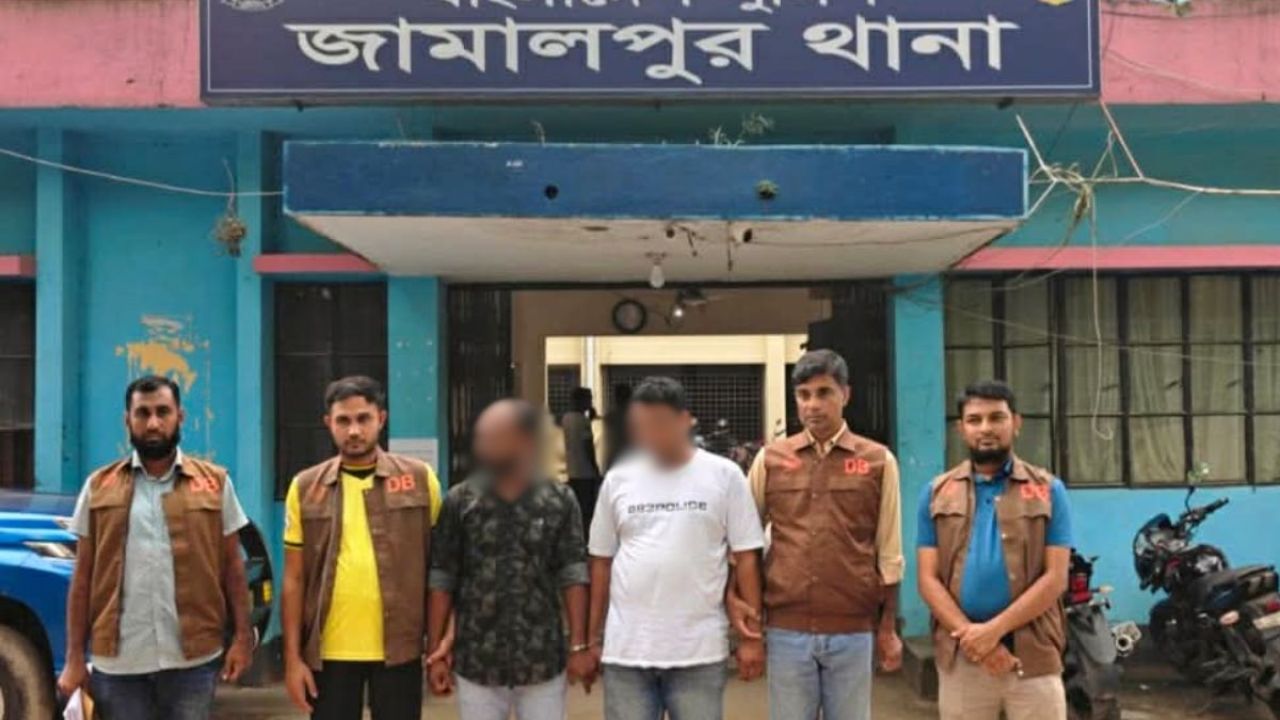 পুলিশে চাকরি দেওয়ার নামে প্রতারণা, গ্রেপ্তার ২