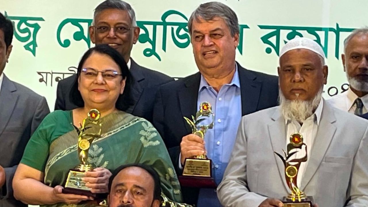 গুণমানে শ্রেষ্ঠত্বের পদক পেল ‘মধুপুর চা বাগান’