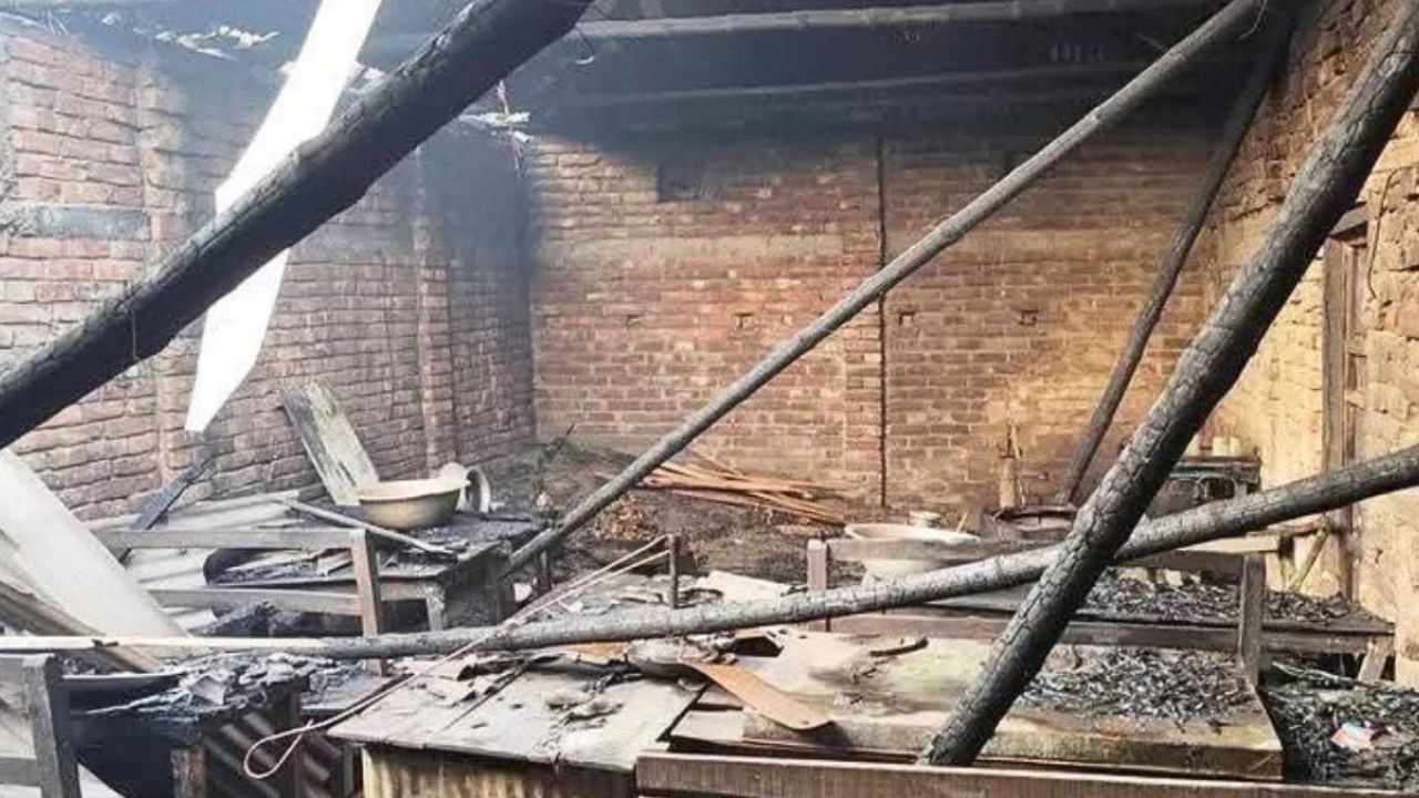 সুন্দরগঞ্জে আগুনে পুড়ল ১১ দোকান