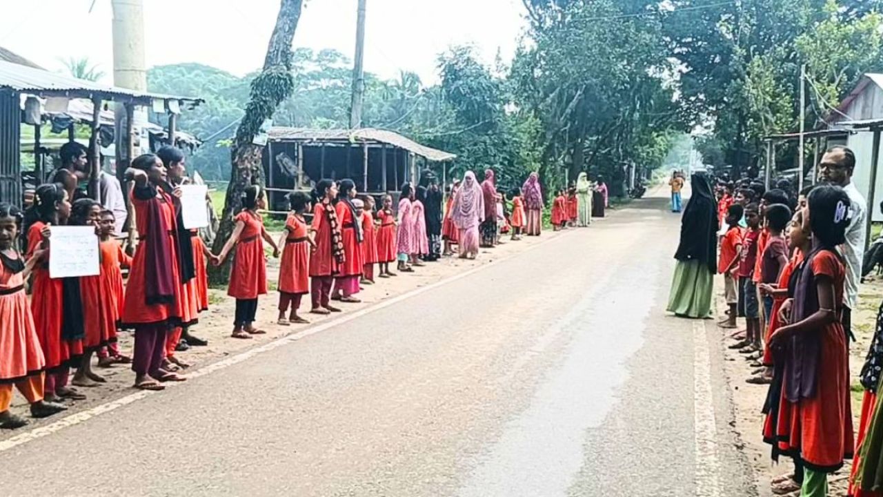 ত্রিশালে শিশু ধর্ষণ : অভিযুক্ত ইমামের শাস্তির দাবিতে মানববন্ধন