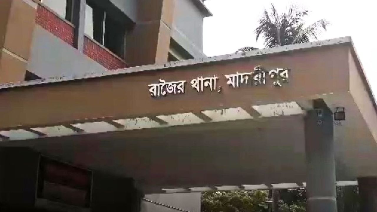 রাজৈরে প্রতিবেশী যুবকের বিরুদ্ধে শিশুকে ধর্ষণের অভিযোগ