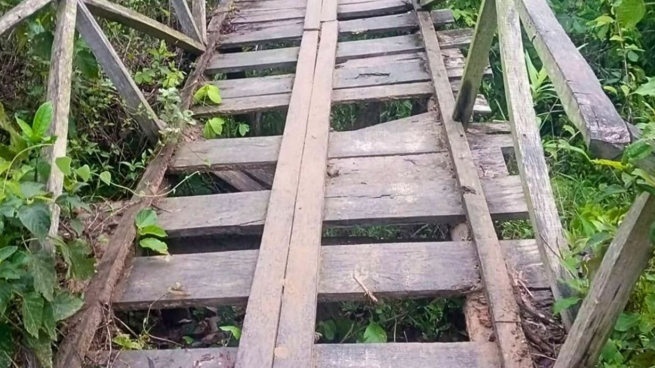 নাইক্ষ্যংছড়িতে জরাজীর্ণ সেতুতে দুর্ভোগ 