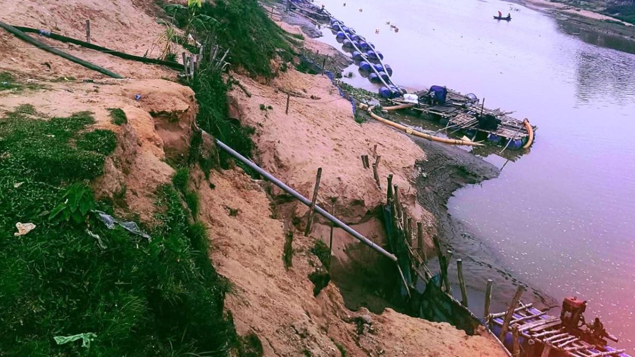 বালু তোলায় ঝুঁকিতে কাজিরখিল সেতু ও যোগাযোগ