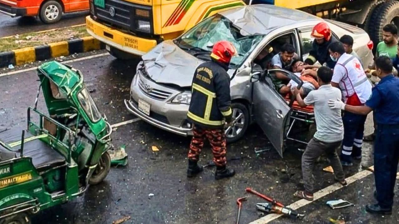 বিমানবন্দরে যাওয়ার পথে দুর্ঘটনায় প্রাণ হারালেন আব্দুল্লাহ