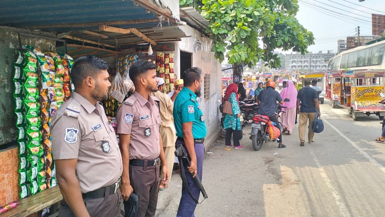 আওয়ামী লীগের প্রতিষ্ঠাবার্ষিকী ঘীরে বরিশালে কঠোর অবস্থানে পুলিশ