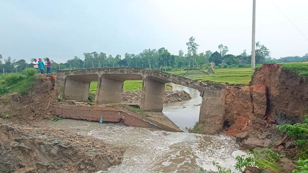 পানির স্রোতে হেলে পড়ল আরসিসি সেতু