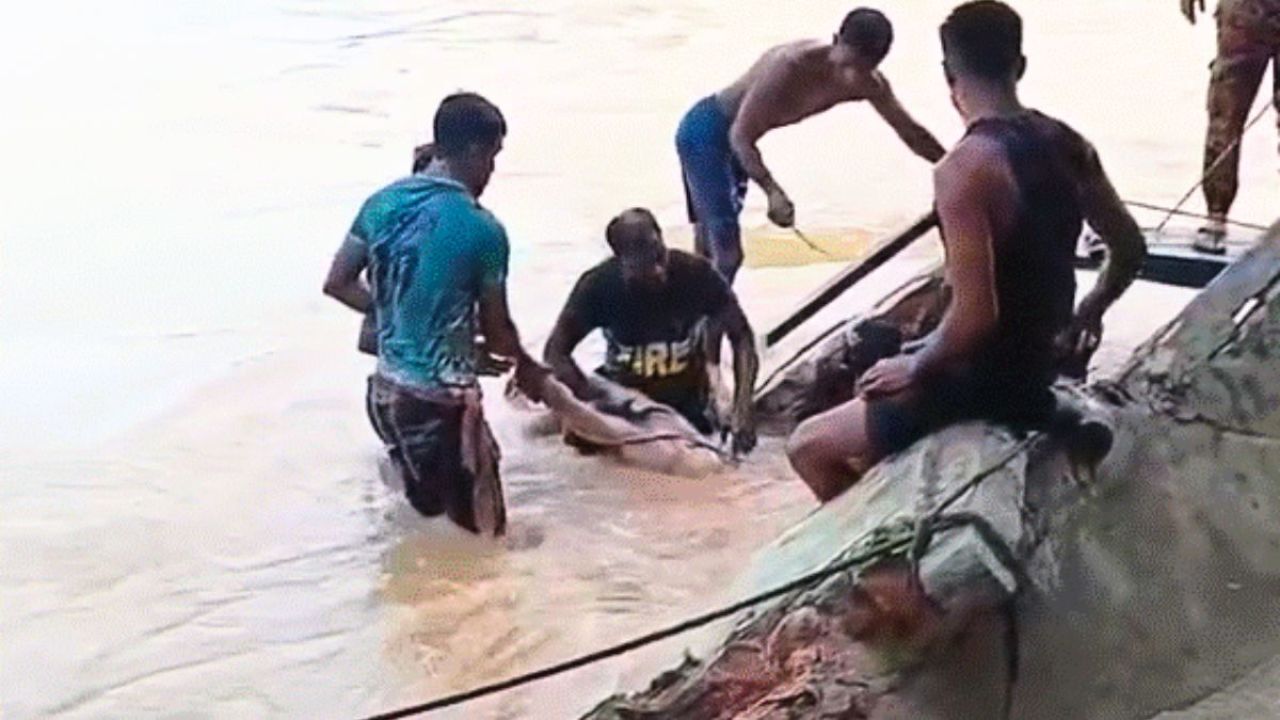 পাহাড়ি ঢলে ঘর ধসে নিখোঁজ যুবকের মরদেহ উদ্ধার