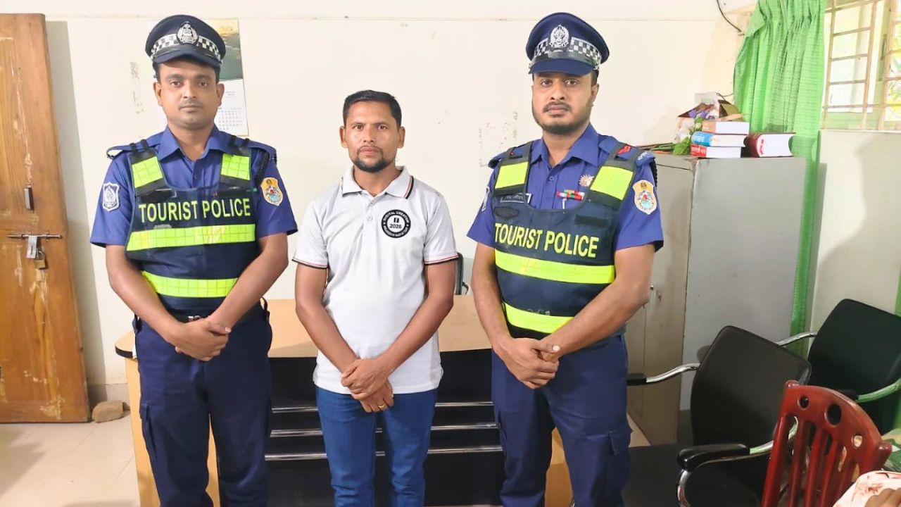 পাহাড়পুরে চীনা পর্যটককে হেনস্তা, ‘হিরো নানা’ আটক
