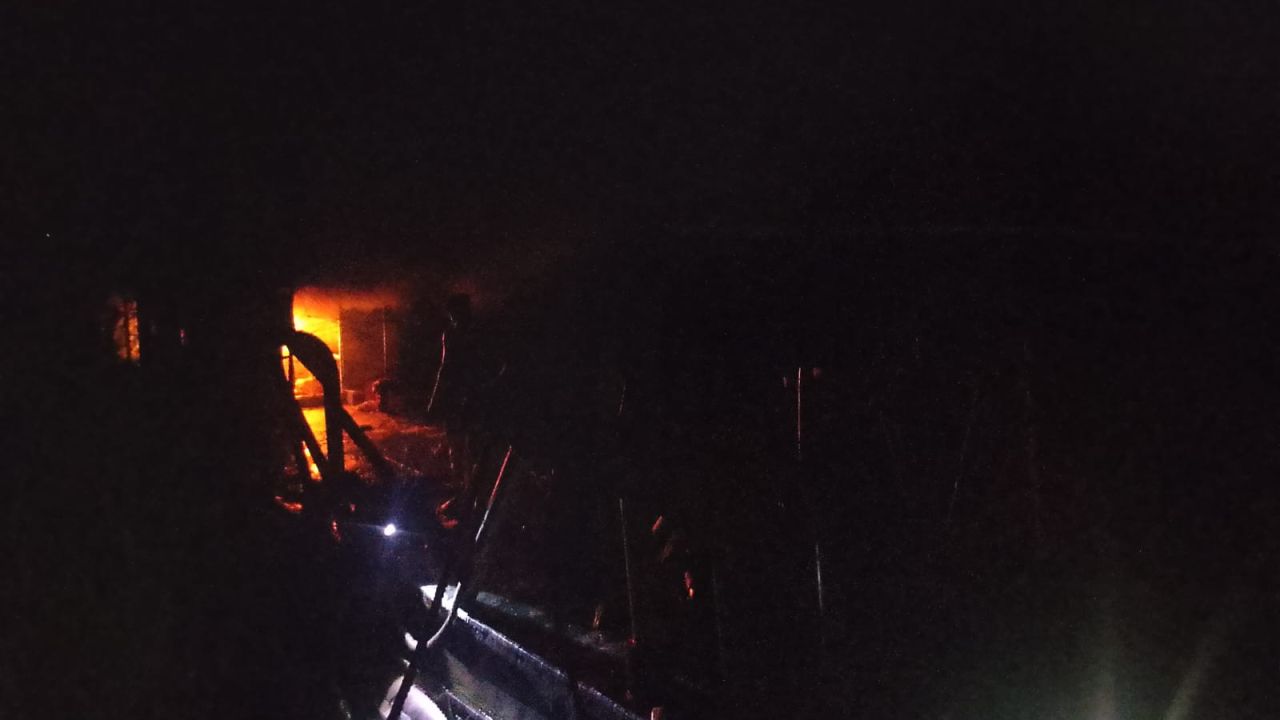 মাদারীপুরে অবৈধ বালু উত্তোলনে ড্রেজারে আগুন