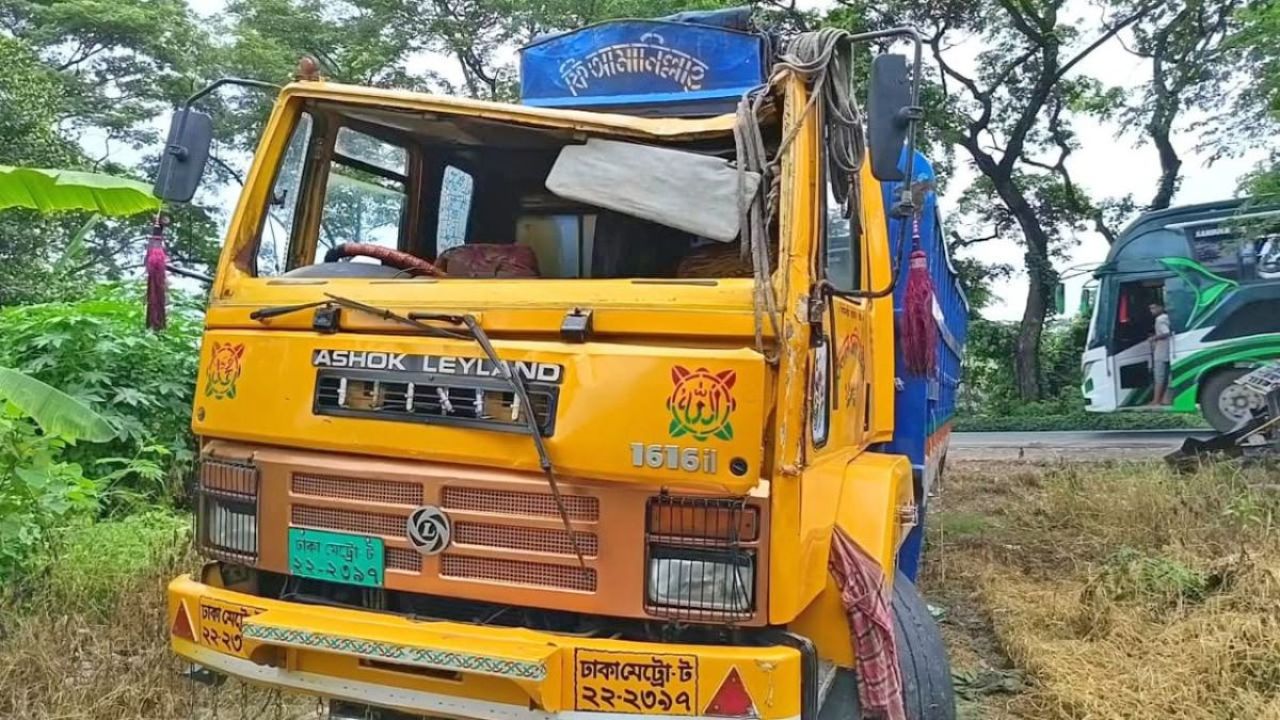 রাজৈরে বাঁশ বোঝাই ট্রাক উল্টে চালক নিহত