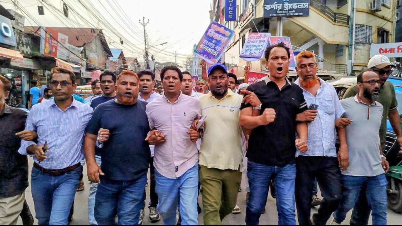 চাঁদপুরে আওয়ামী লীগের কর্মসূচি ঠেকাতে রাজপথে বিএনপি