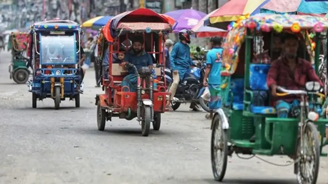 ঢাকার সড়ক থেকে সরছে অটোরিকশা
