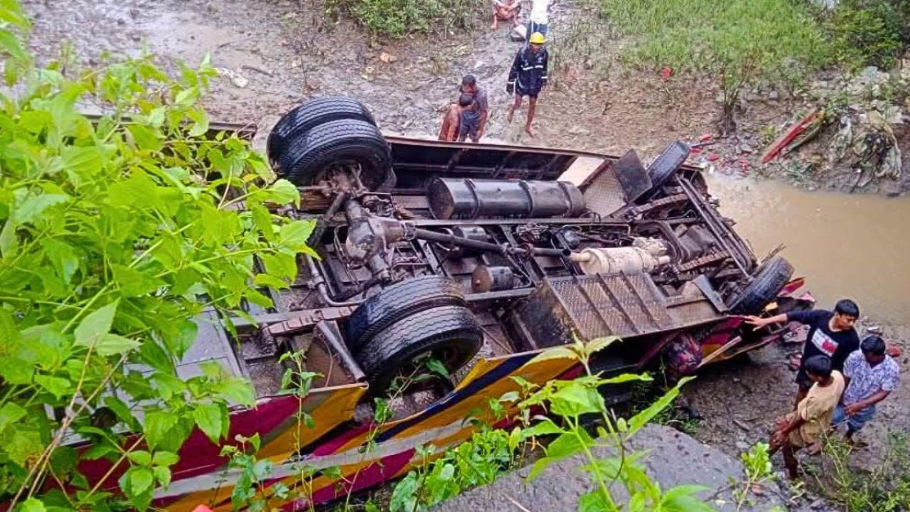 ব্রিজের রেলিং ভেঙে খাদে মিনিবাস, আহত ৪