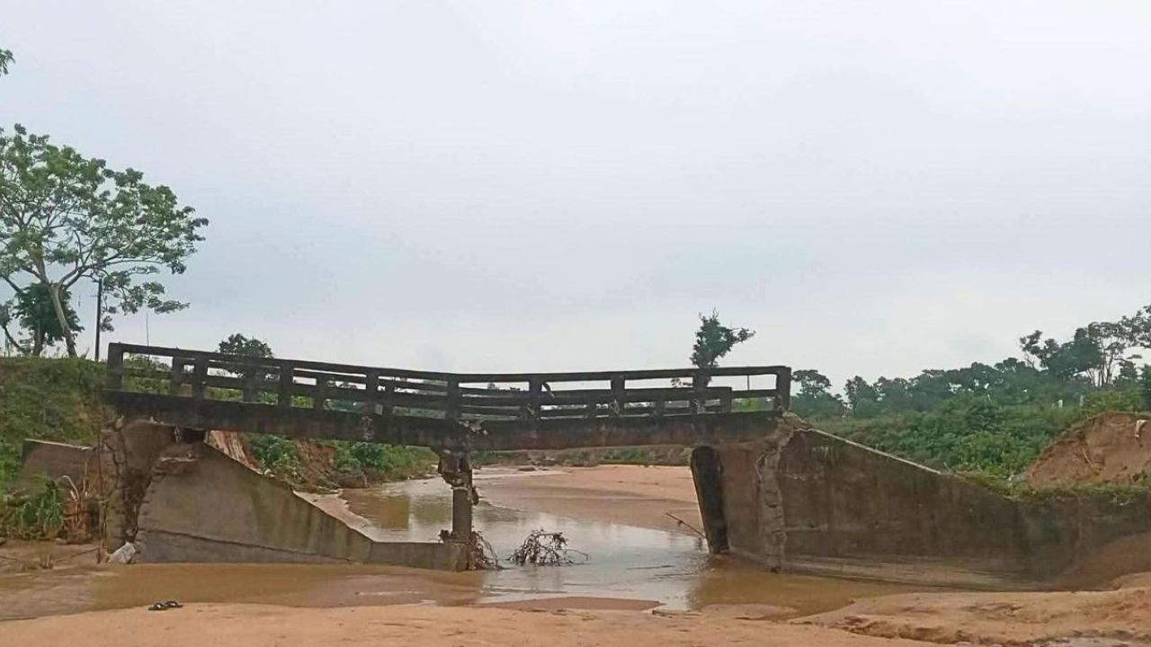 চুনারুঘাটে পাহাড়ি ঢলে সেতু ধসে চরম দুর্ভোগ