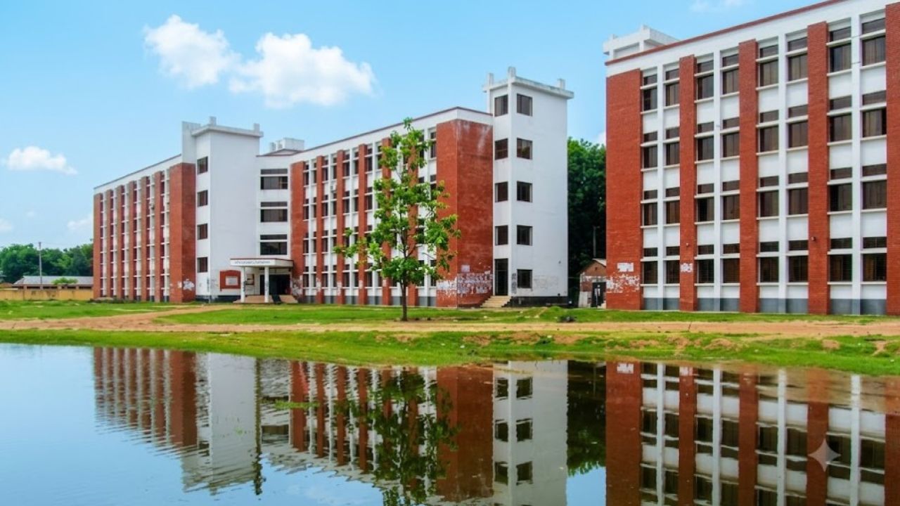 বেরোবিতে ‘তুঘলকি কারবার, ভেঙে পড়েছে ব্যবস্থাপনা