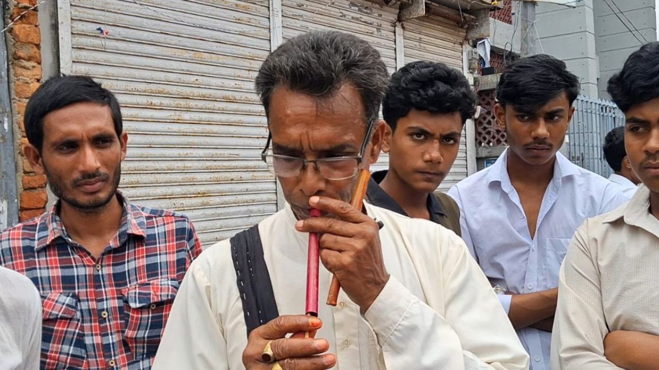 বিলুপ্তির পথের বাঁশির সুরের শেষ প্রহরী জগদীশ