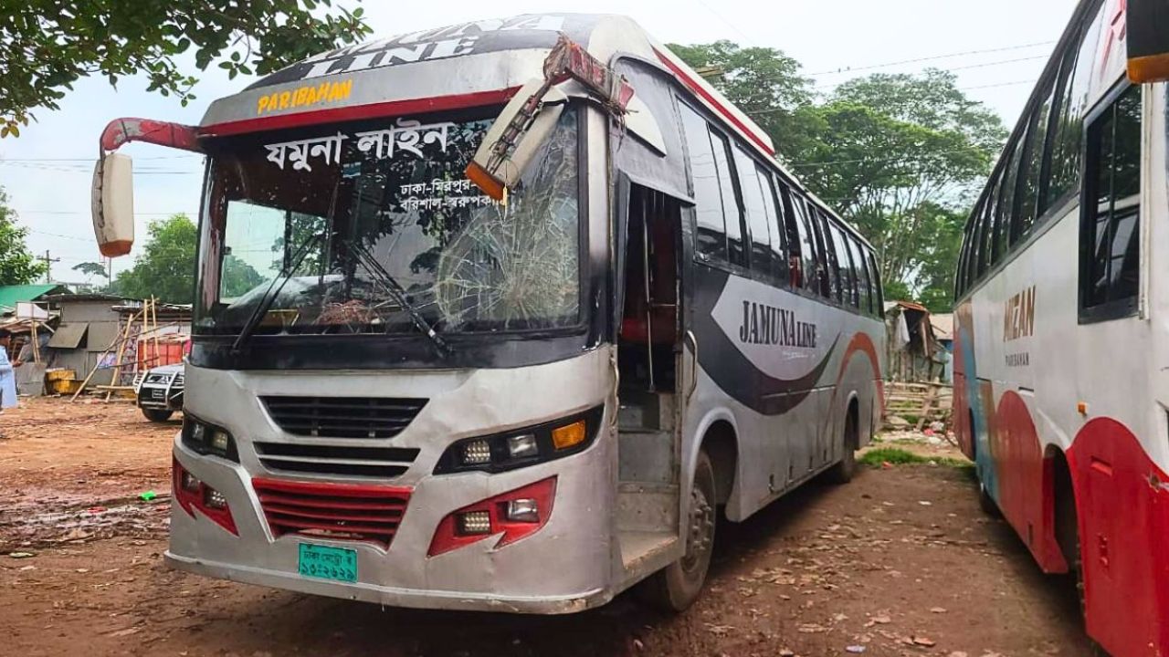 হেলপার দিয়ে বাস চালানোয় দুর্ঘটনার অভিযোগ
