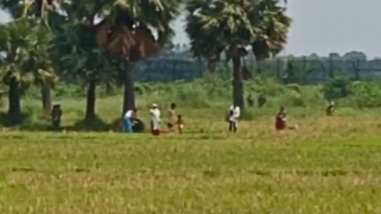 পতাকা বৈঠকের অপেক্ষায় সীমান্তের শূন্যরেখায় অবস্থানরতরা