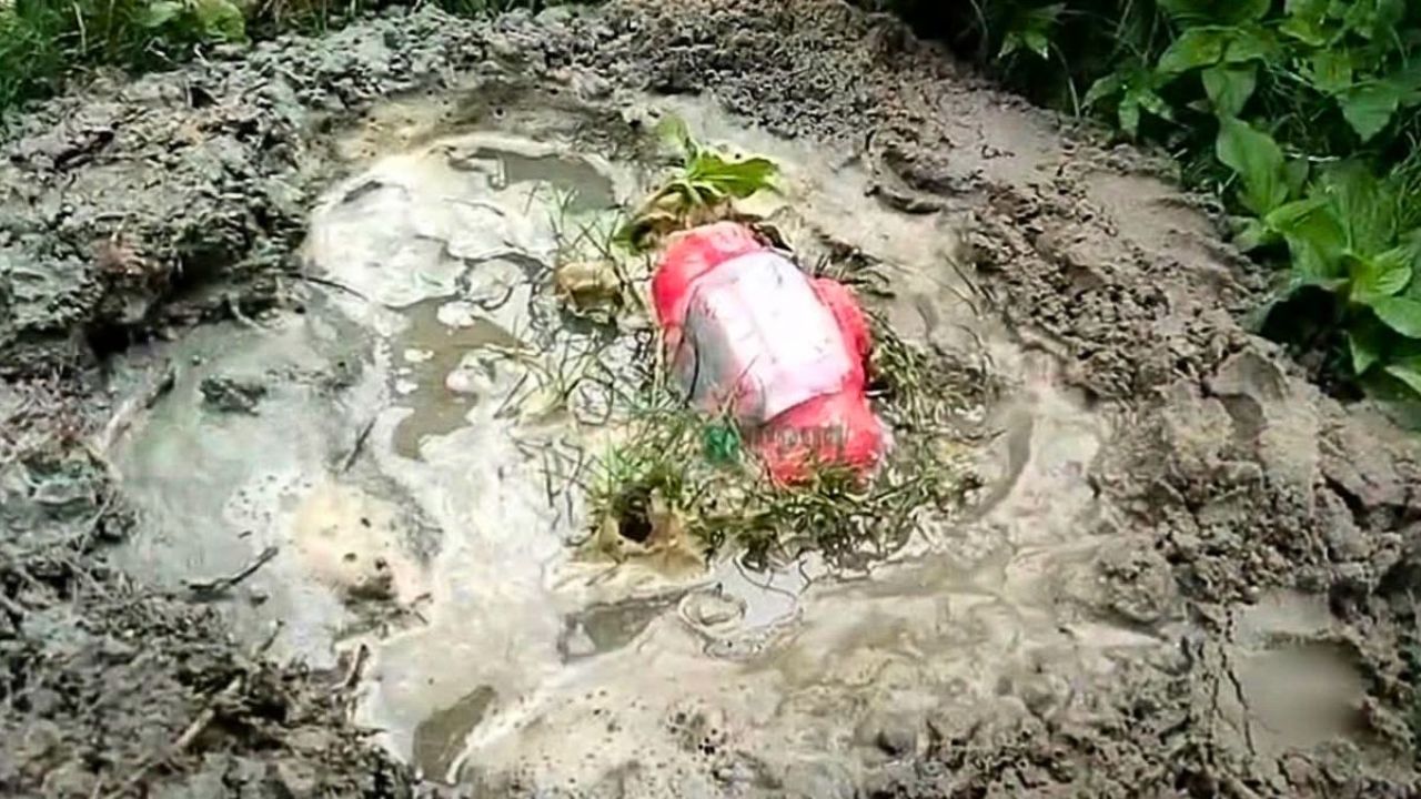 দামুড়হুদায় মৎস্য কেন্দ্রের সামনে থেকে বোমাসদৃশ বস্তু উদ্ধার