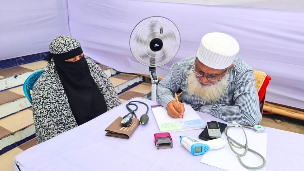 নরসিংদীতে বিনামূল্যে চিকিৎসা পেলেন দুই শতাধিক মানুষ