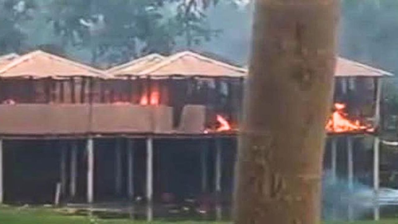 শিশু ধর্ষণের অভিযোগে গাইবান্ধায় রেস্টুরেন্টে আগুন, যুবক আটক
