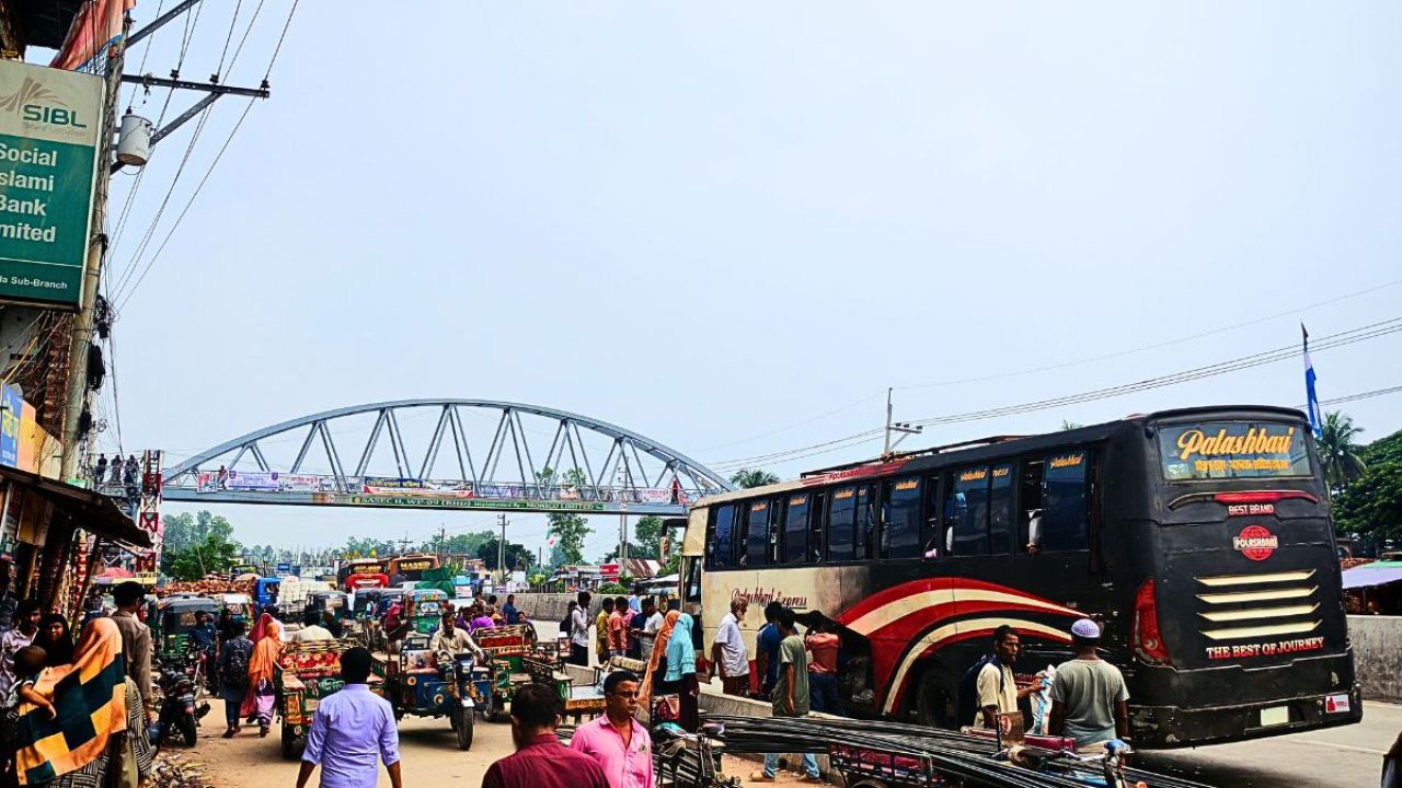 মোকামতলা বাসস্ট্যান্ডে নেই যাত্রীছাউনি, রোদ-বৃষ্টিতে চরম ভোগান্তি