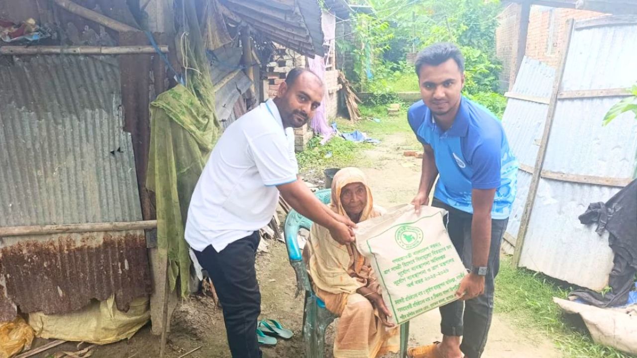 সাতক্ষীরায় শতবর্ষী আছিয়া বেগমের পাশে প্রশাসন