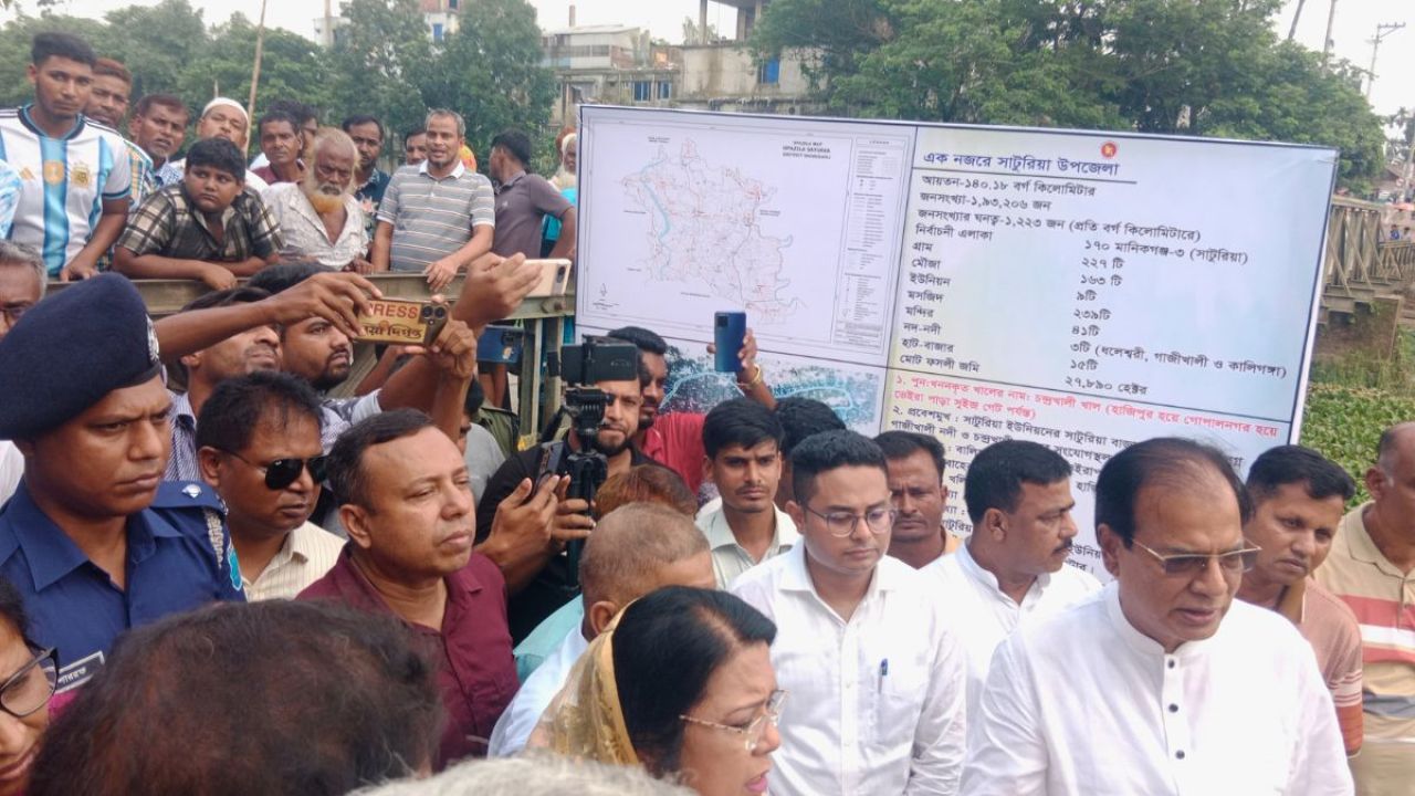 বজ্রপাত রোধে সাটুরিয়ায় তালের চারা রোপণ করলেন দুই মন্ত্রী