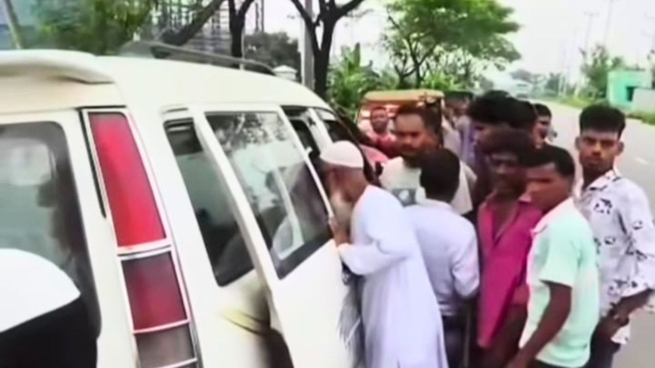 সড়কের পাশে বৃদ্ধকে ফেলে পালাচ্ছিলেন চালক, অতঃপর যা হলো....