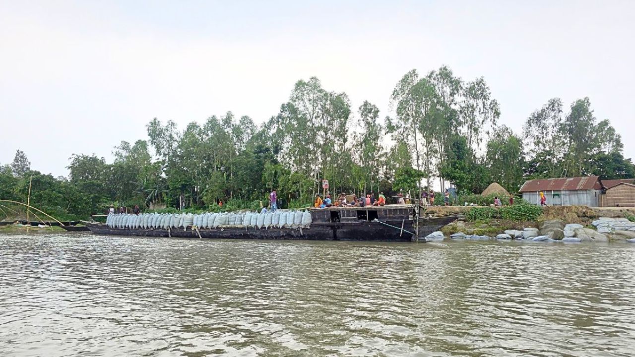 গাইবান্ধায় বন্যার সঙ্গে বেড়েছে নদীভাঙনের তীব্রতা