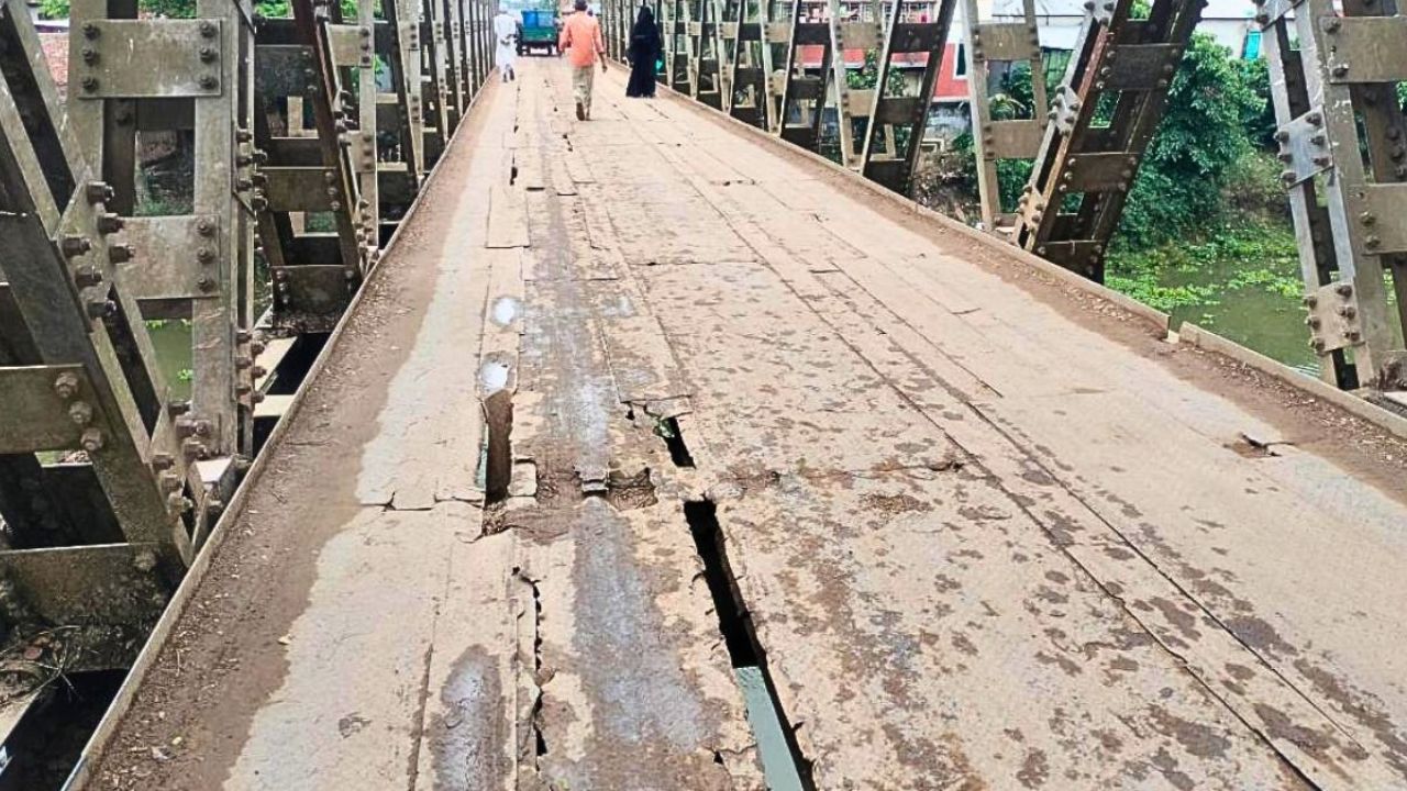 জমি বিবাদে আটকে আছে নতুন সেতু