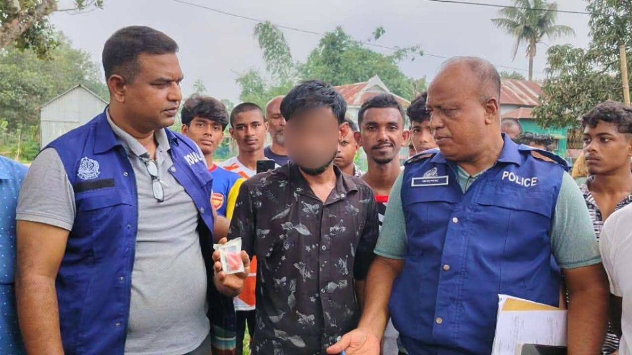 ইয়াবাসহ আটক যুবককে পুলিশে দিলেন স্থানীয়রা
