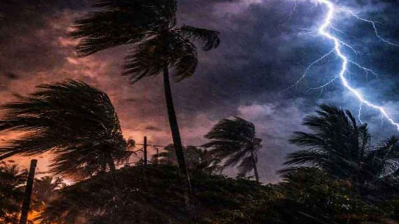 রাতে ১৭ জেলায় ঝড়-বজ্রবৃষ্টি, নদীবন্দরে সতর্কতা