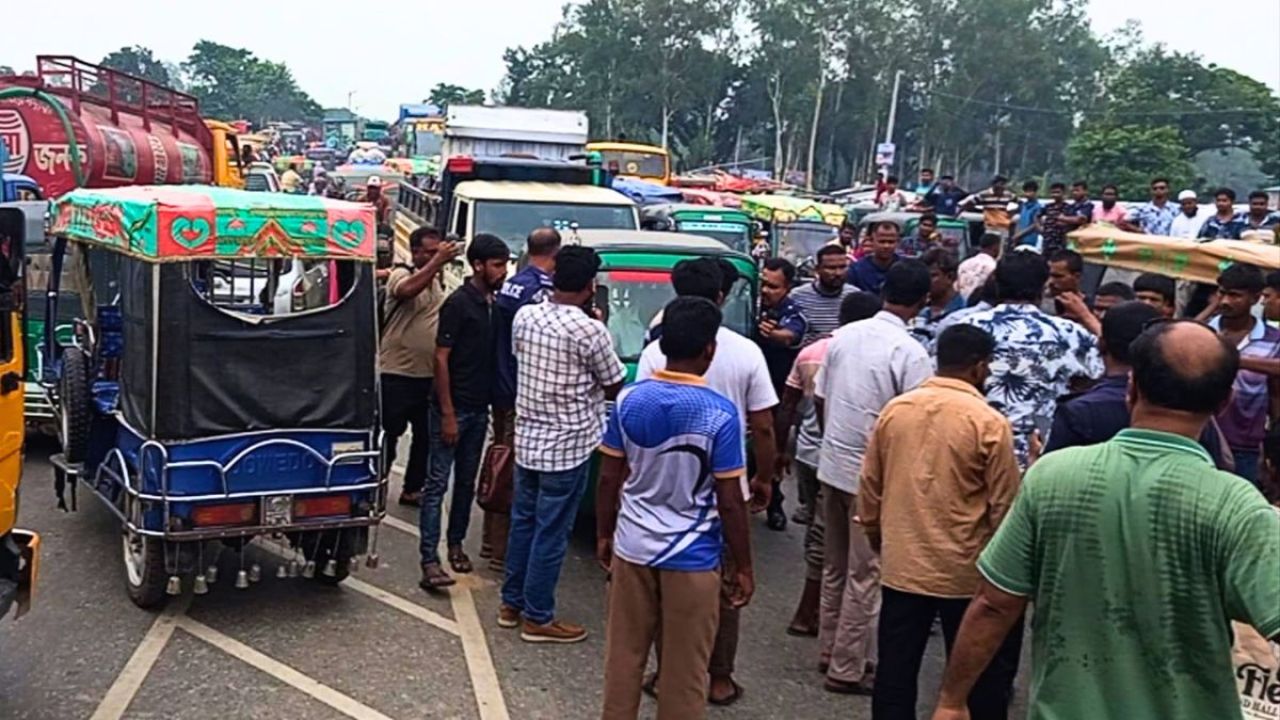 অটোরিকশা সমিতির নেতাকে মারধরের বদলা নিতে মহাসড়ক অচল