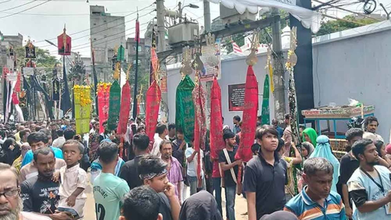 কঠোর নিরাপত্তায় হোসেনি দালান থেকে তাজিয়া মিছিল শুরু