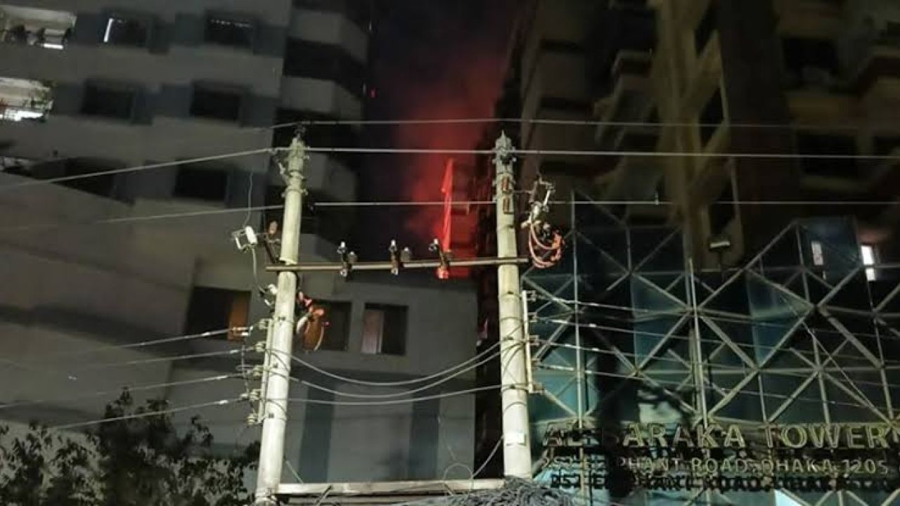 কাঁটাবনে ১৪ তলা ভবনে আগুন, নিয়ন্ত্রণে ফায়ার সার্ভিসের ২ ইউনিট